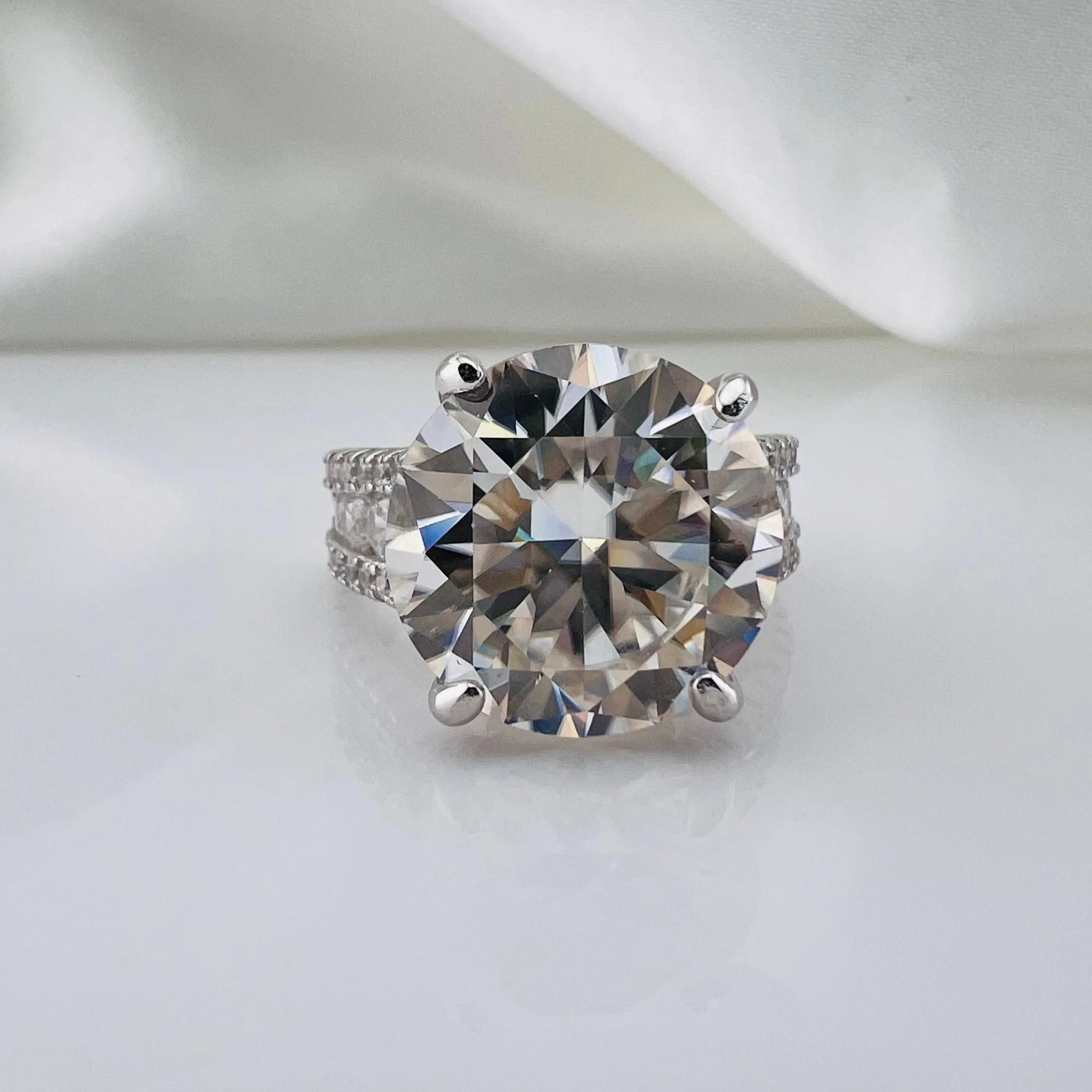 10.0 Ct Round Cut Diamond Engagement Ring