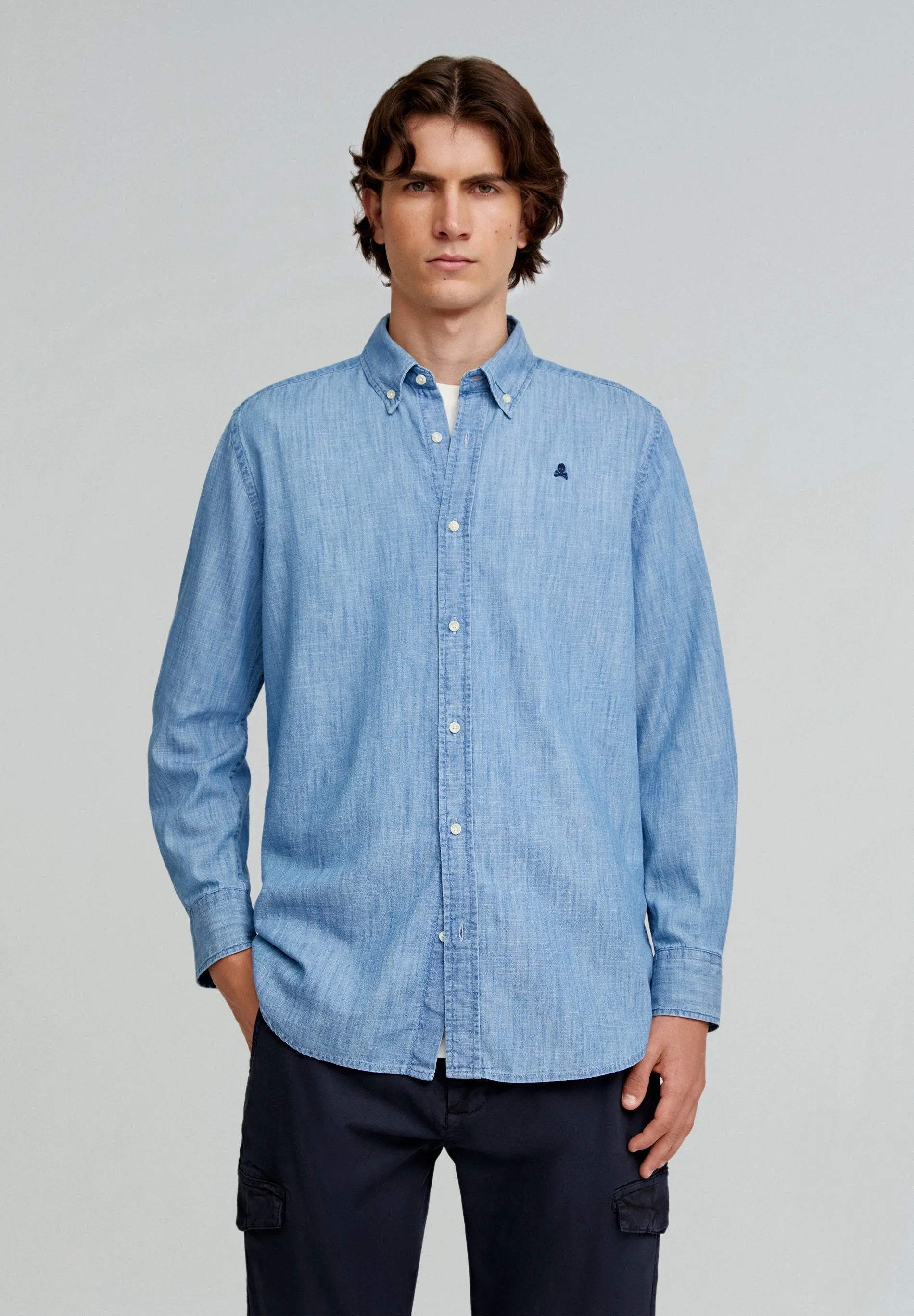 CAMISA DENIM COM SKULL E DECOTE DE BOTÕES