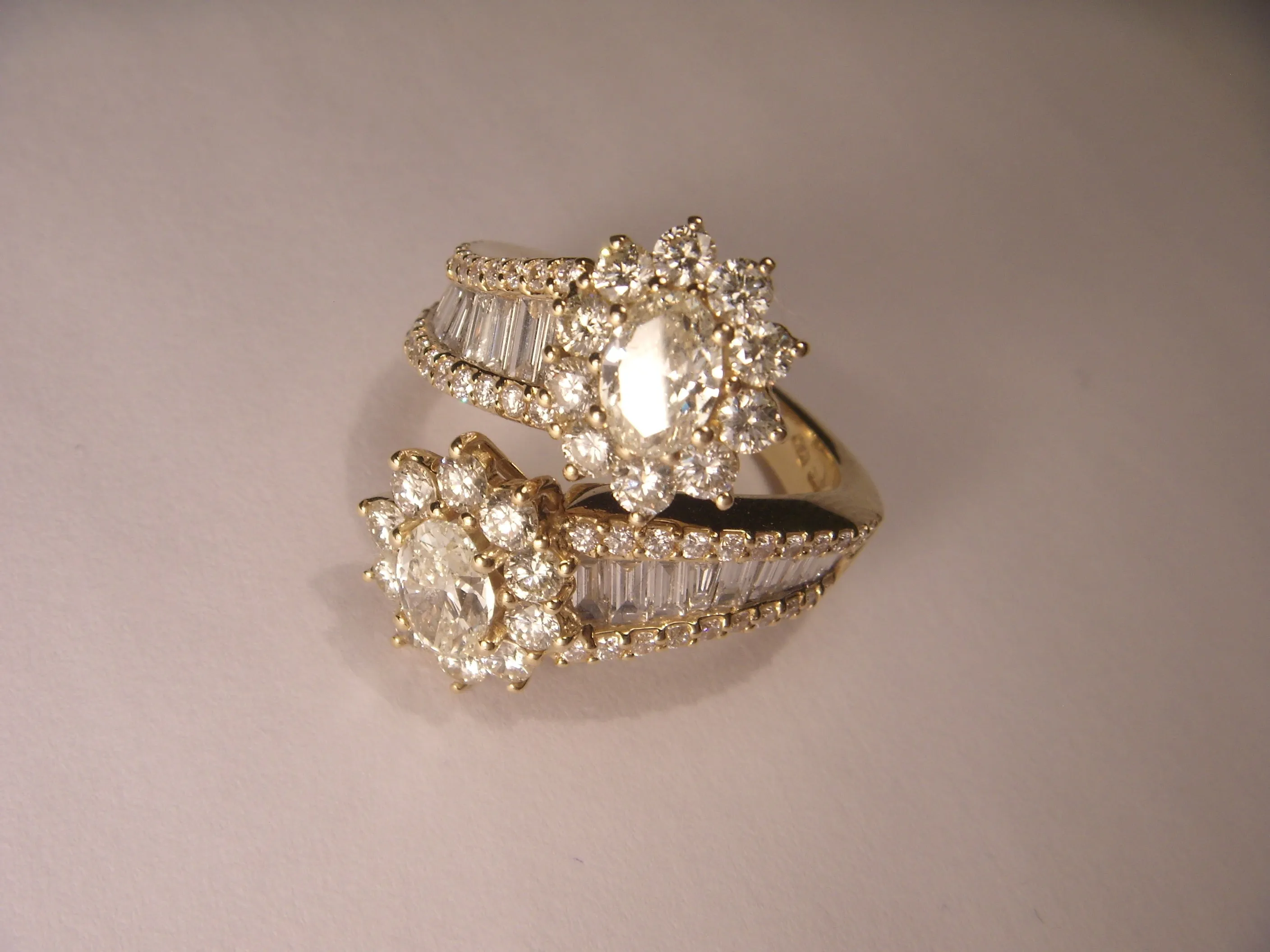 Designer Gorgeous 18K Yellow Gold Bypass Oval Solitaire Diamond Cocktail Ring Band
