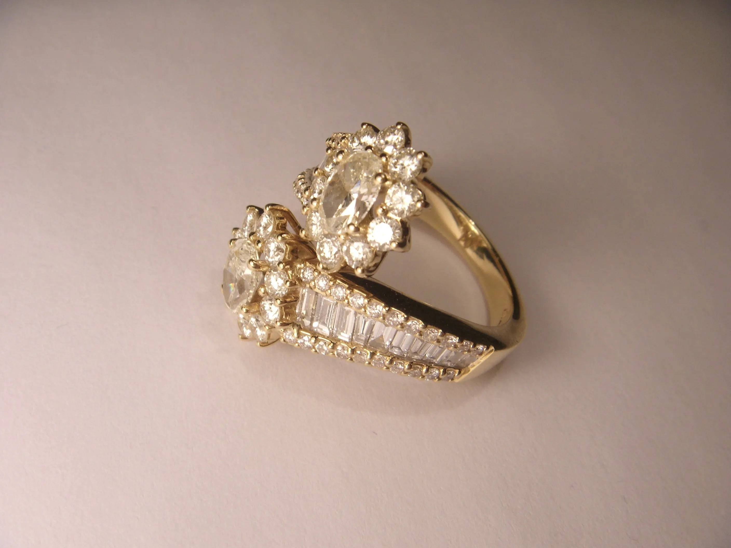 Designer Gorgeous 18K Yellow Gold Bypass Oval Solitaire Diamond Cocktail Ring Band