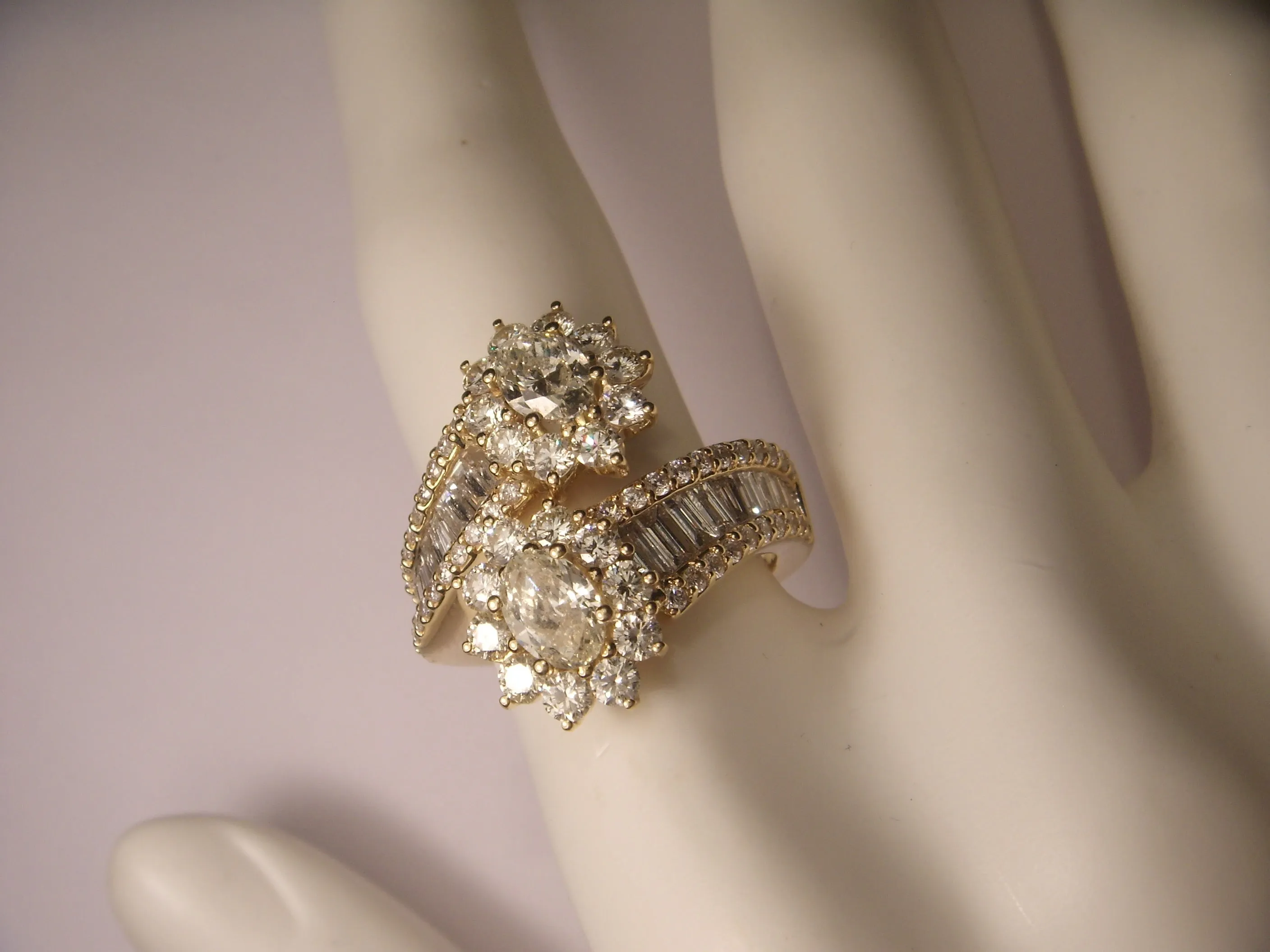 Designer Gorgeous 18K Yellow Gold Bypass Oval Solitaire Diamond Cocktail Ring Band