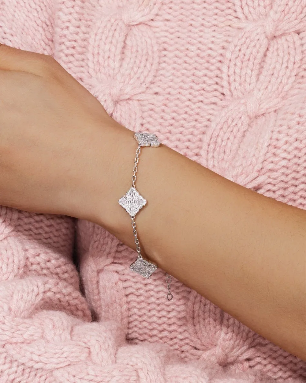 ICED CLOVER BRACELET.