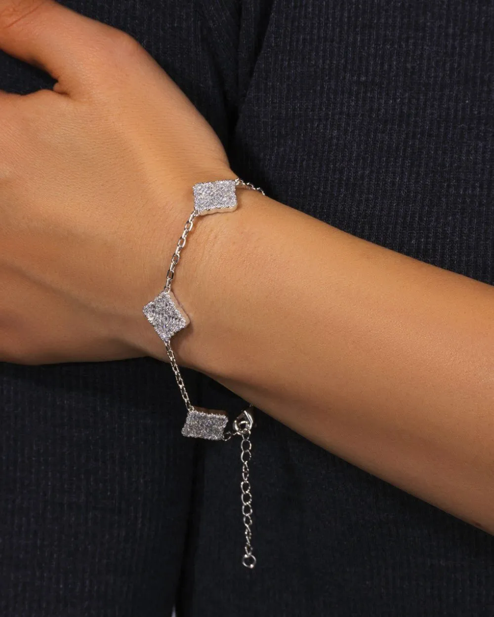 ICED CLOVER BRACELET.