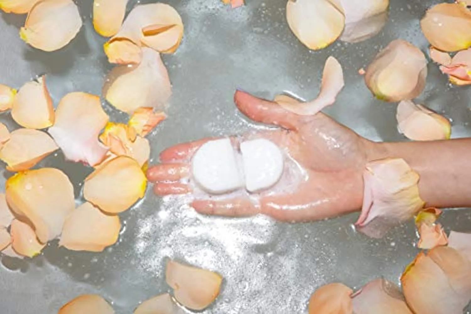 OUAI Chill Pills. Escape to Your Own Relaxing Spa with Jasmine and Rose Scented Bath Bombs. Unwind While Jojoba, Safflower and Hemp Seed Oil Improve Texture, Moisturize and Calm Skin. (6 x 1.5 oz)