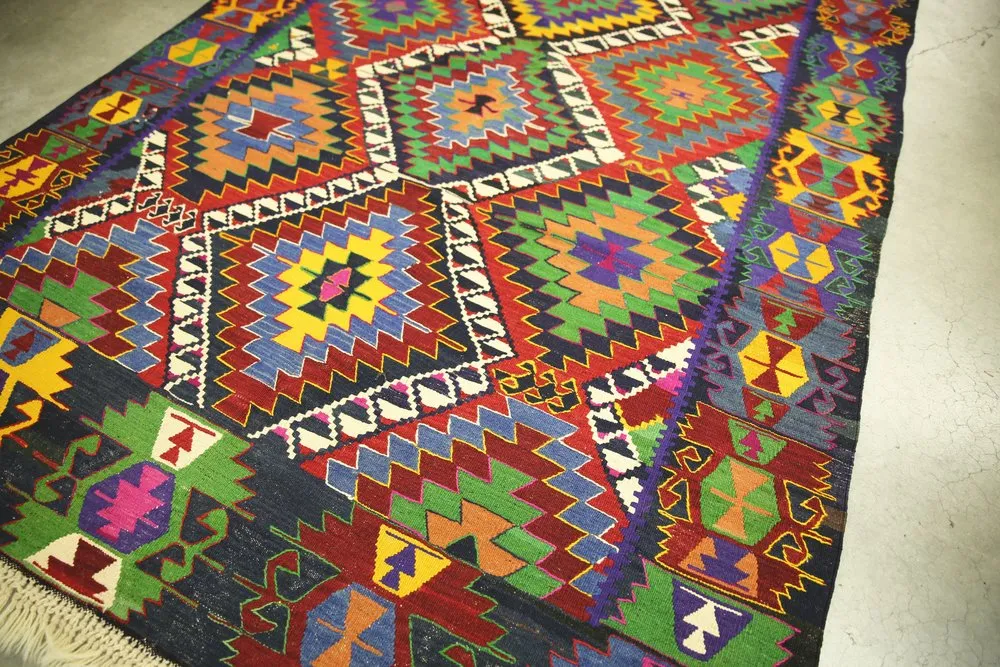 Vintage Denizli Kilim 5.8x9.11ft