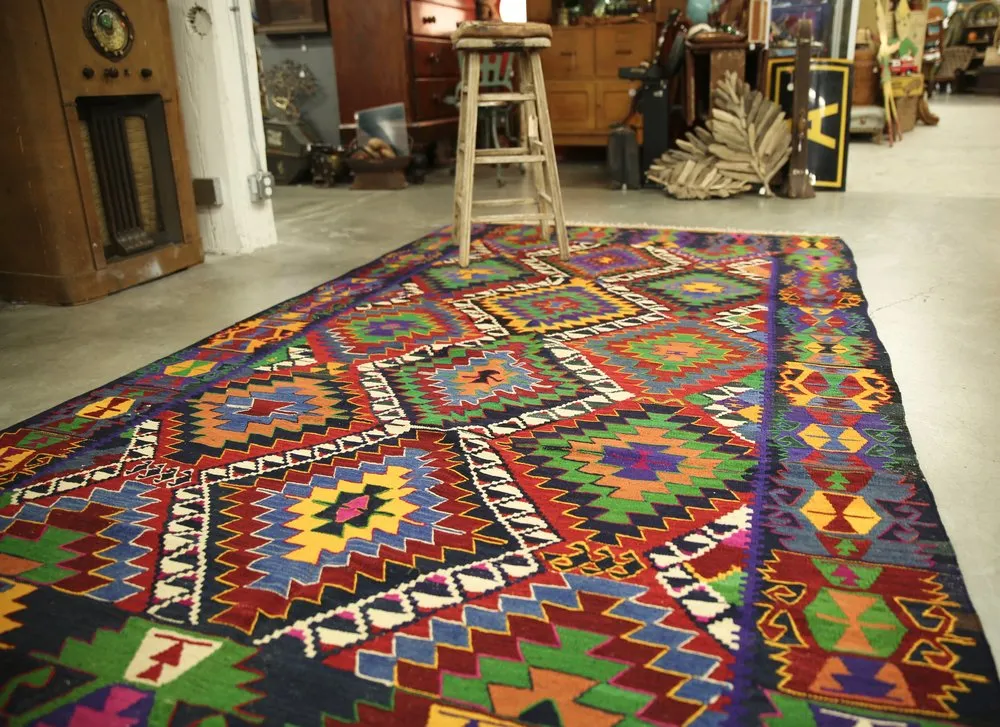 Vintage Denizli Kilim 5.8x9.11ft