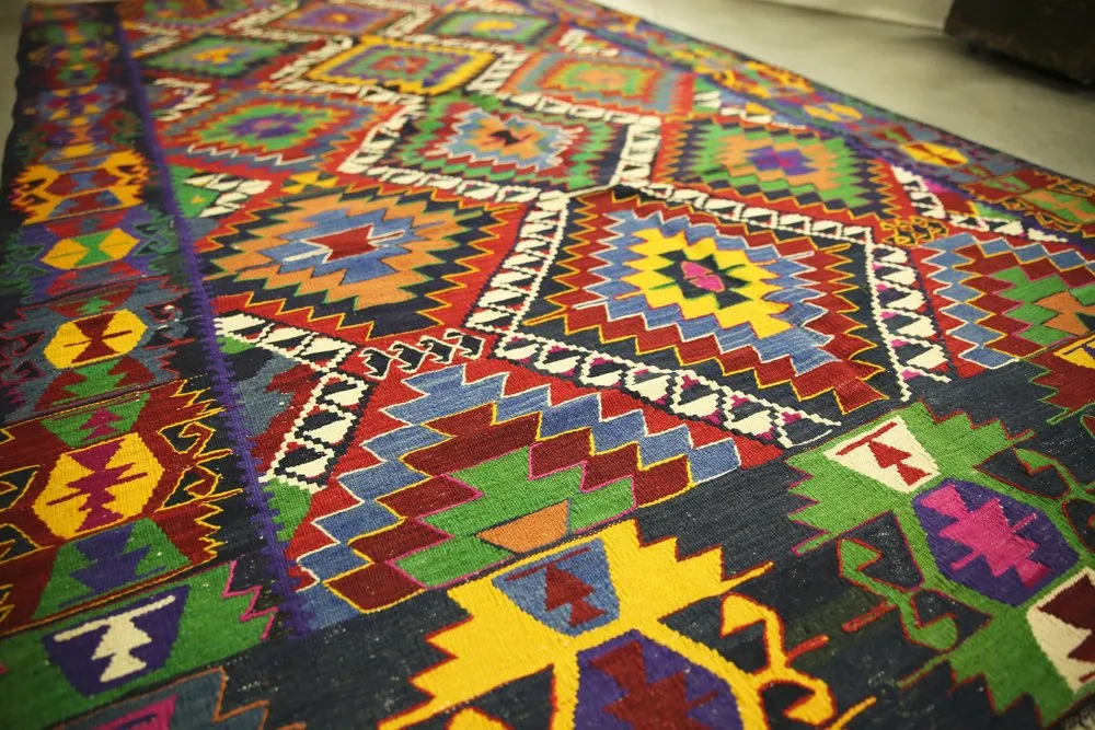 Vintage Denizli Kilim 5.8x9.11ft